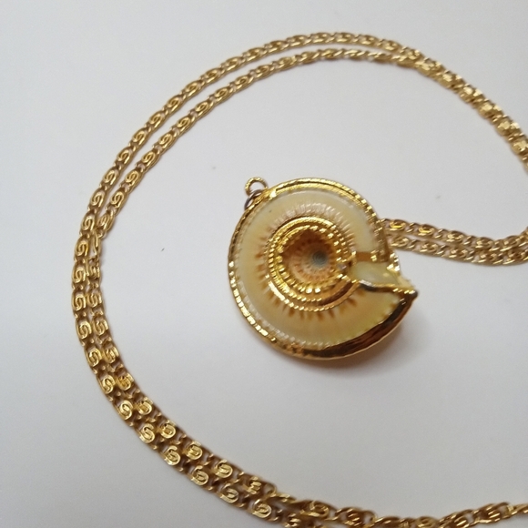 Vintage Shell Necklace Gold-Tone Chain Sundial Pendant Beach Jewelry 24" - Picture 5 of 5